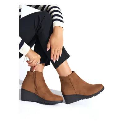 Trendy hnědé dámské  kotníčkové boty na klínku  37