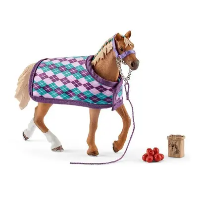 SCHLEICH Horse Club® 42360 Anglický plnokrevník s dekou