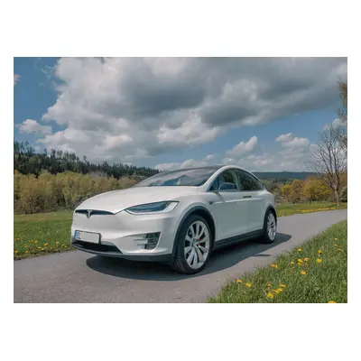 Nadupaná jízda v elektromobilu Tesla